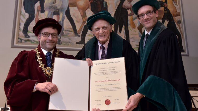 Prof. Dr. Walter Rosenthal (links), Präsident der FSU Jena, und Prof. Dr. Alexander Brenning, Dekan der Chemisch-Geowissenschaftlichen Fakultät, bei der Übergabe der Urkunde an Prof. Dr. John B. Goodenough.