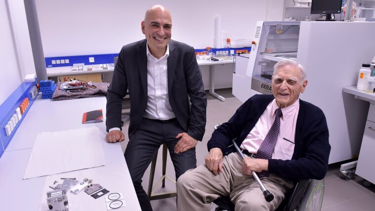 Prof. Goodenough and Prof. Schubert in the lab of the CEEC Jena