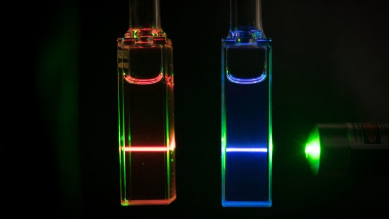 Emission von Rylene-Farbstoffen, die im Rahmen von CataLight als Lichtsammeleinheiten eingesetzt werden, um eine effiziente Photokatalyse zur Wasserspaltung zu aktivieren. 